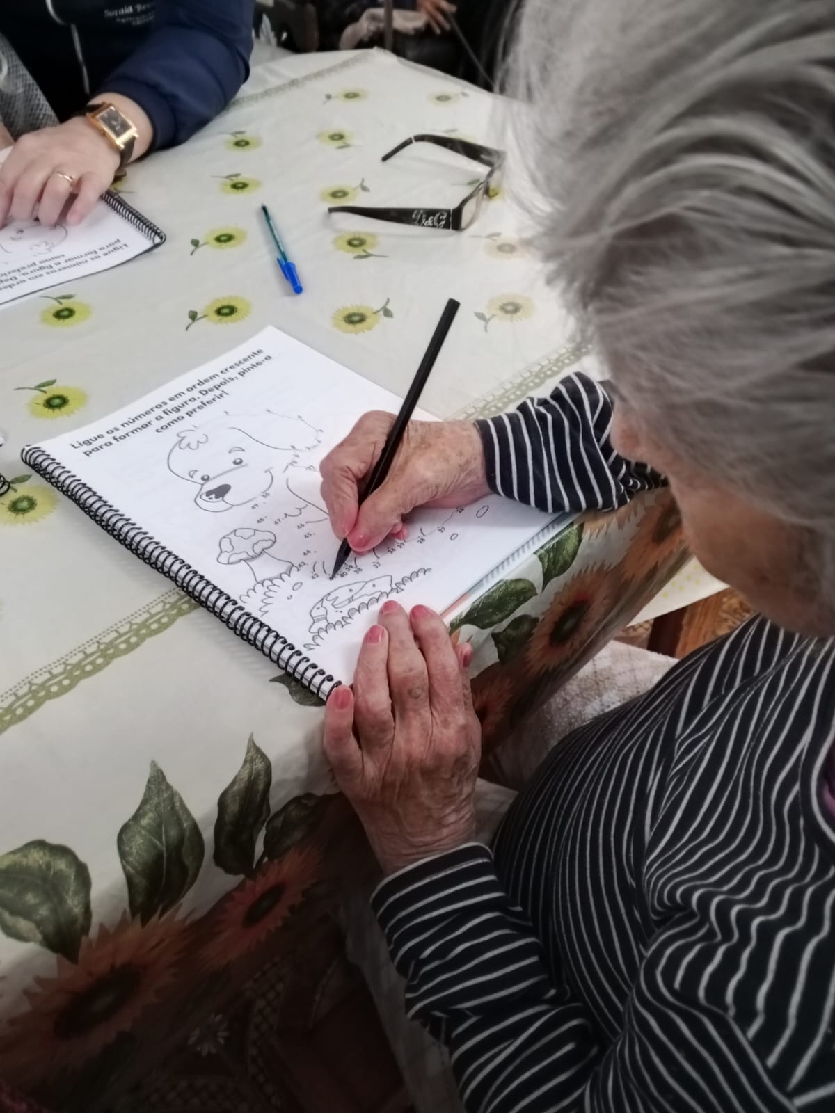 Residente participando de atividade de estimulação cognitiva