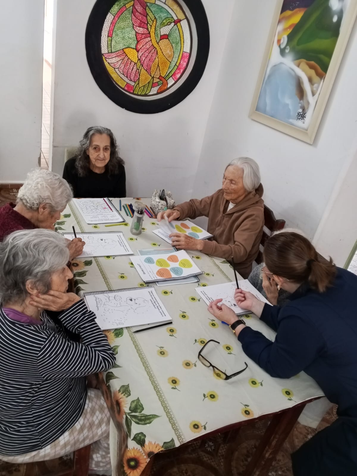 Residentes participando de uma atividade à mesa