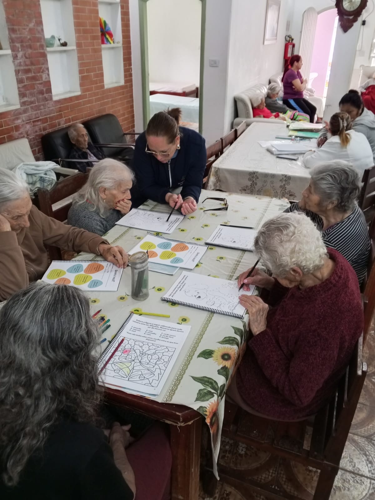 Grupo de residentes realizando atividades acompanhadas