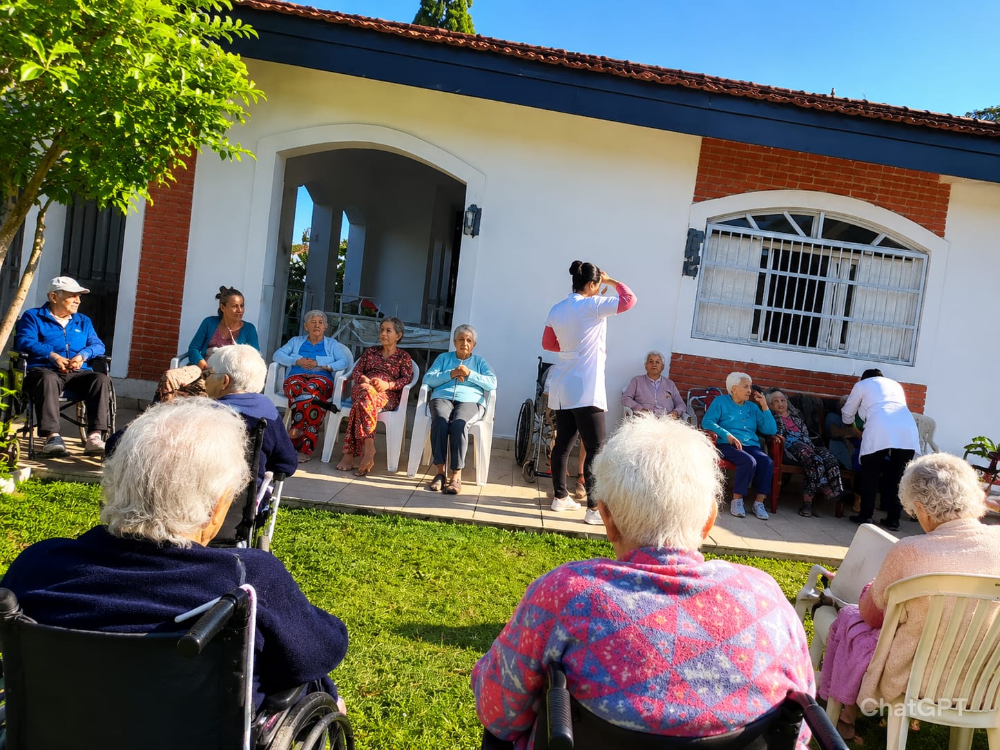 Residentes reunidos no jardim em um dia ensolarado