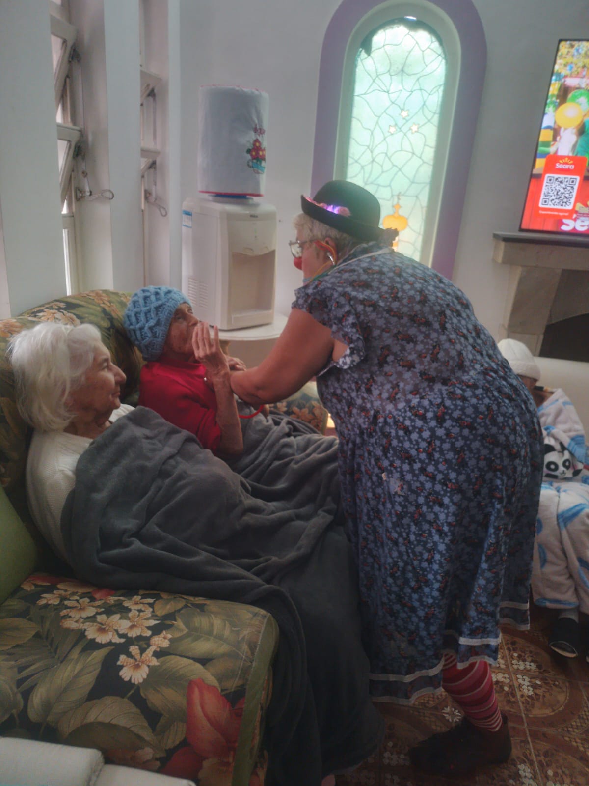 Momento de carinho e atenção com uma residente